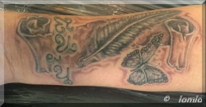 Feder Tattoo mit Schriftrolle und Schmetterling fast frisch gestochen